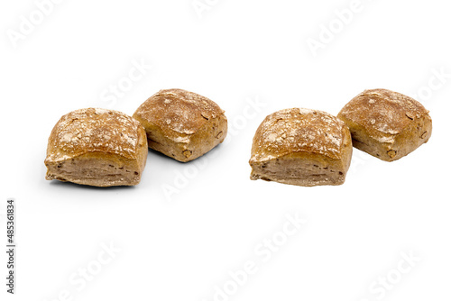 gesunde Walussbrötchen frisch gebacken mit Mehl darauf isoliert auf weißem Hintergrund