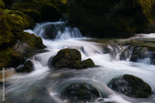 Fluss fließt über kleine Felsen