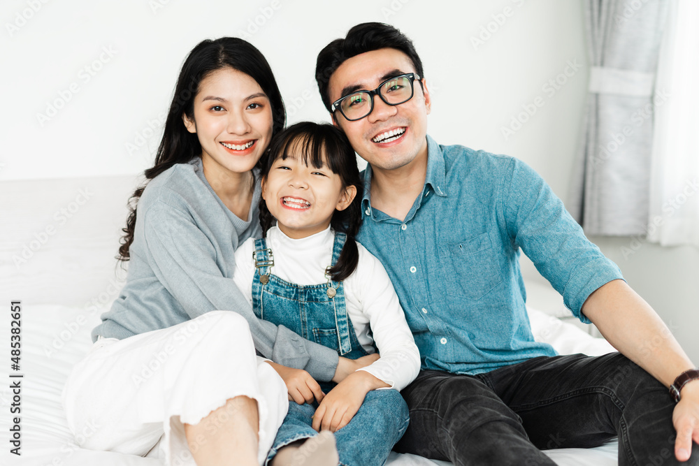 © 1112000 - small asian family portrait at home