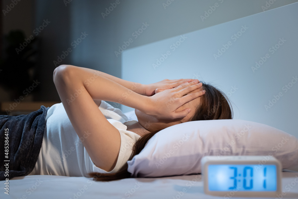 Obraz premium Asian women opened eyes lying on the bed have an insomnia problems.