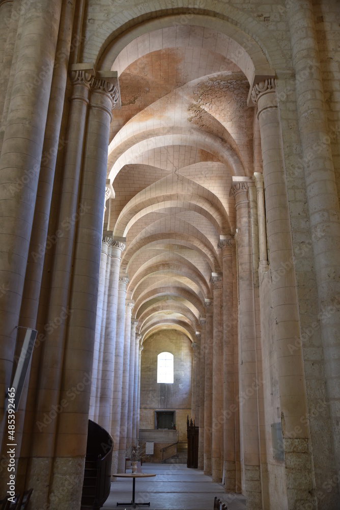 Nef de l'église romane Saint-Jean de Montierneuf de Poitiers. France
