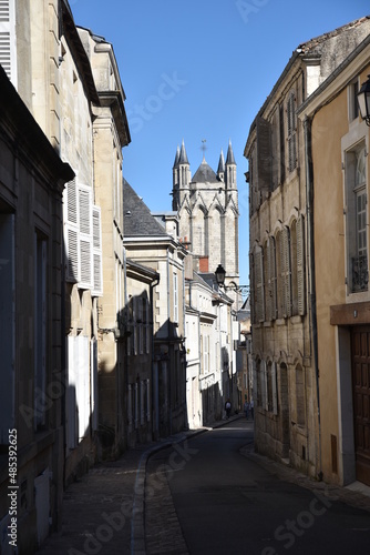 Ruelle ombrag  e dans le vieux Poitiers  France