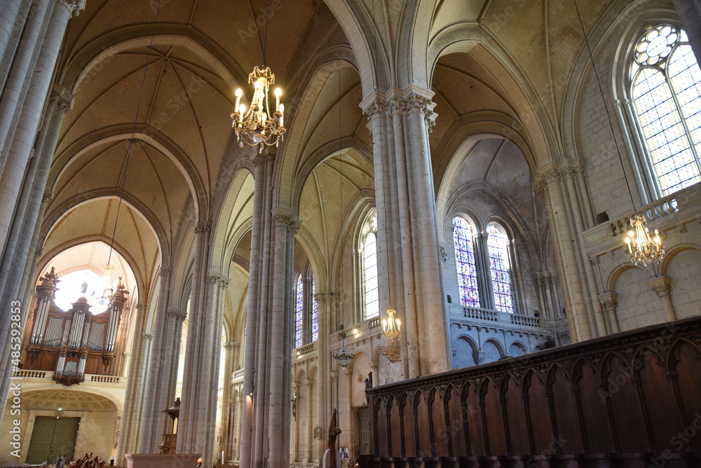 Nef de la Cathédrale Saint-Pierre de Poitiers. France