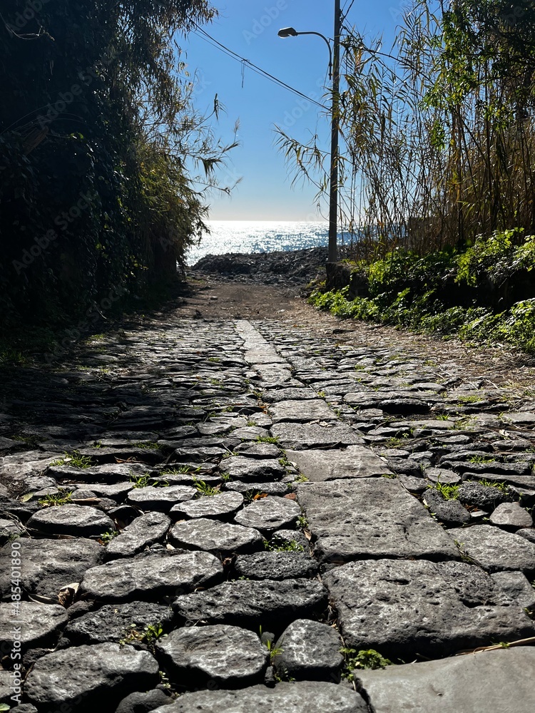 Strada Antica Lastricata Con Basolato In Pietra Lavica Strada Che strada-antica-lastricata-con-basolato-in-pietra-lavica-strada-che