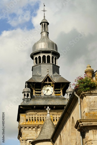 Le clocher de l’église Saint-Mathurin de Moncontour photo