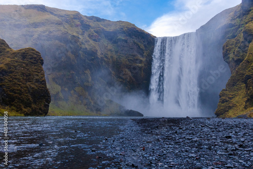 Skógafoss Wasserfall mit einem Islandpferd in Island, ein magisches Naturwunder