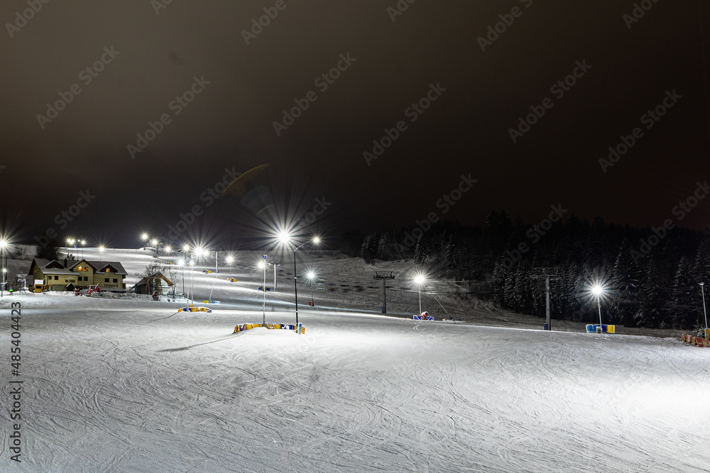 Stok narciarski oświetlony nocą - obrazy, fototapety, plakaty 