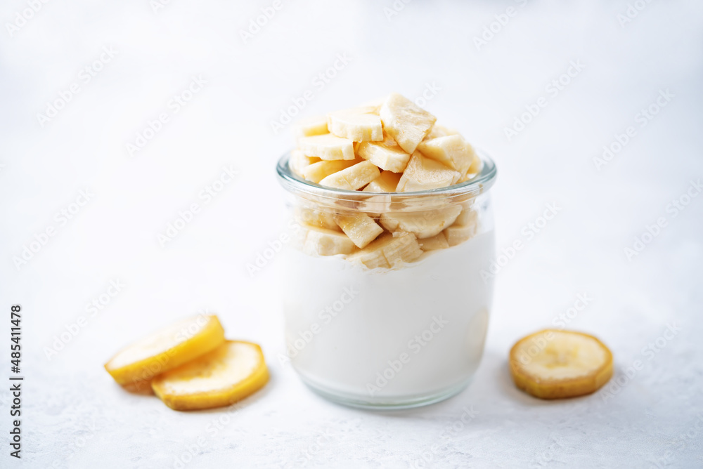 Greek yogurt banana parfait in a jar Greek yogurt banana parfait in a jar
