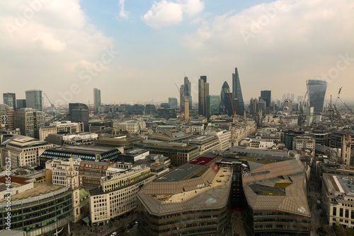 Fototapeta Naklejka Na Ścianę i Meble -  Londoner Skyline mit modernen Hochhäusern - von der St. Pauls Cathedral aus gesehen