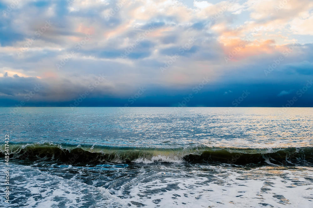 Obraz premium Calm seascape. Beautiful sky over sea waves.