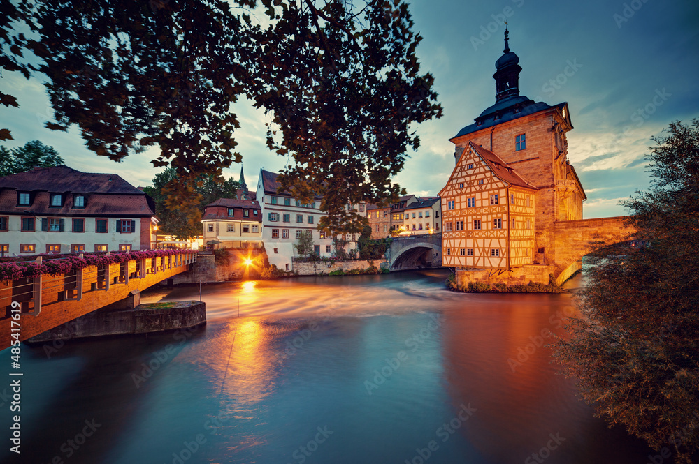 Niemcy, Bawaria, Bamberg, szachulcowy stary ratusz na wodzie rzece Regnitz i most, region Oberfranken - obrazy, fototapety, plakaty 