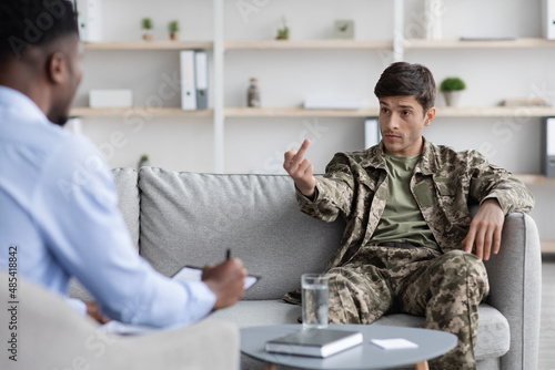 Foto Rude military guy showing his psychologist inappropriate gesture