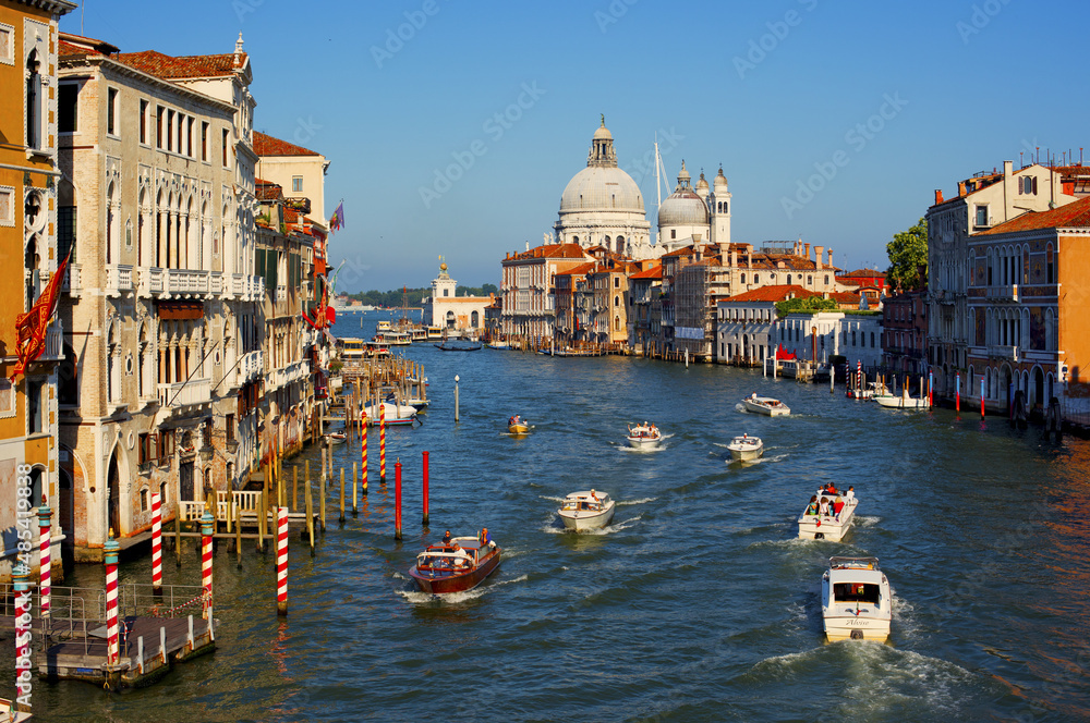 Wenecja, Włochy, Kanał Grande, statki, motorówki, gondole w tle kościół bazylika Santa Maria della Salute - obrazy, fototapety, plakaty 