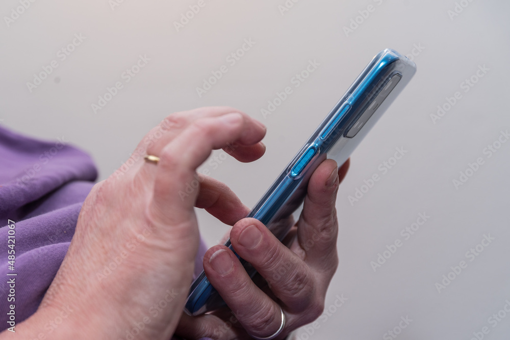 Frau tippt am Smartphone