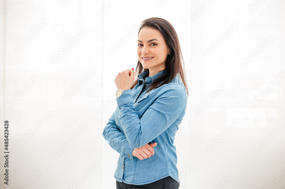 A mulher empreenderora em um ensaio fotográfico corporativo. A mulher empreenderora em um ensaio fotográfico corporativo.