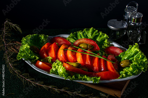 lettuce salad with tomato