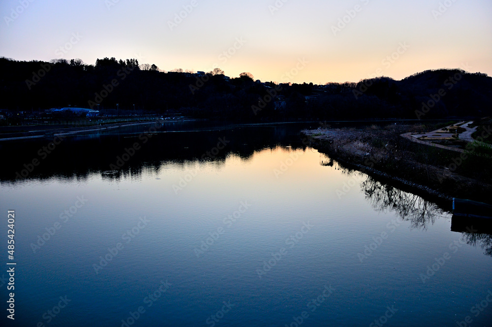 夜明け前の桂川　静かな水面
