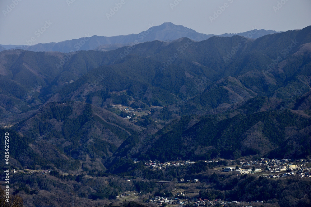 Fototapeta premium 道志山塊の高柄山山頂から望む奥多摩の大岳山
