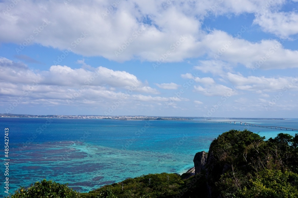 沖縄県伊良部島　宮古ブルーの海と空