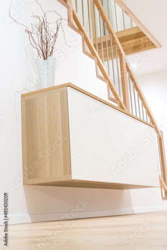 Modernes Sideboard mir schöner Vase 