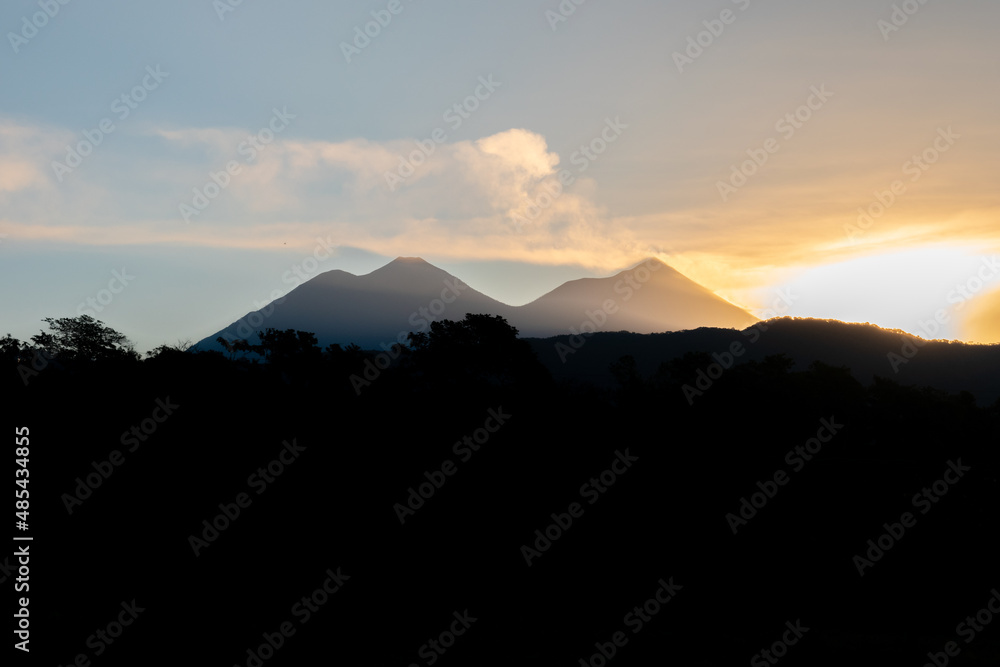 Amanecer En Los Volcanes Fuego y Acatenango, febrero 2022 Guatemala Centro América