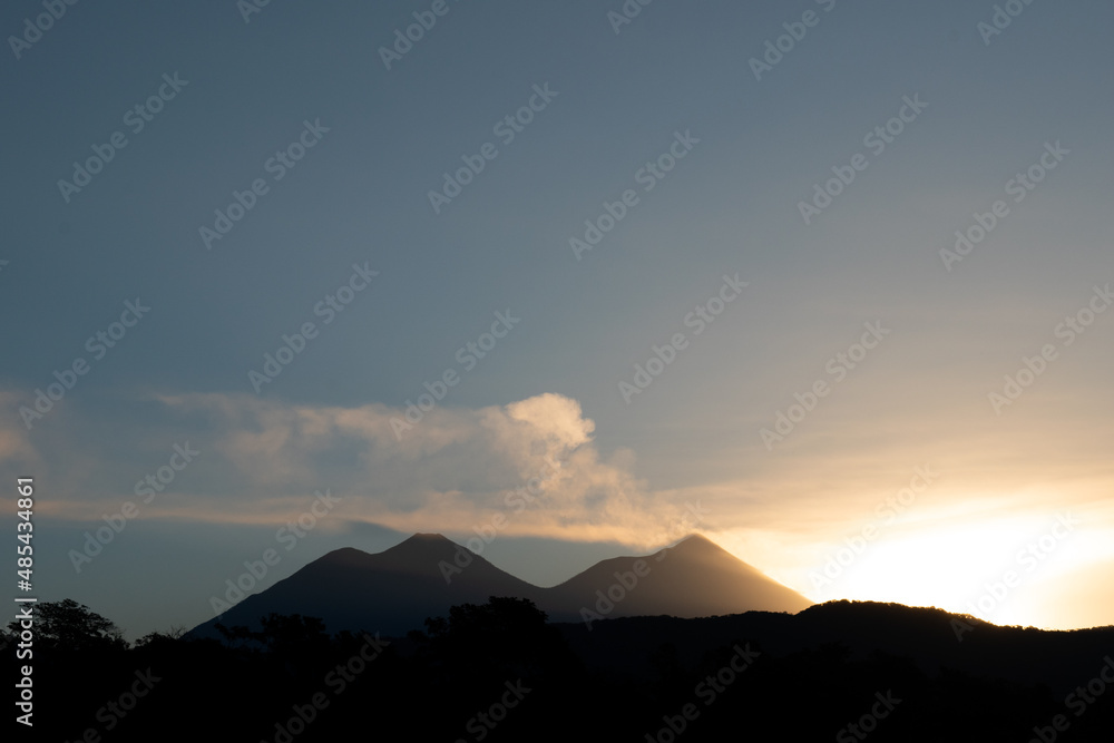 Los Volcanes Fuego y Acateago, Amanecer en Guatemala, febrero 2022 Guatemala Centro América