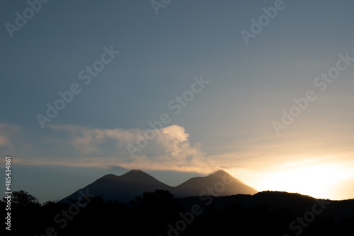 Los Volcanes Fuego y Acateago, Amanecer en Guatemala, febrero 2022 Guatemala Centro América