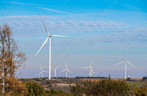 Wind turbines. Energy farm. Wind turbines in farm fields. Countryside. Renewable energy. Windmill.

Turbinas eólicas. Energía renovable. Campo. Molinos de viento. photo