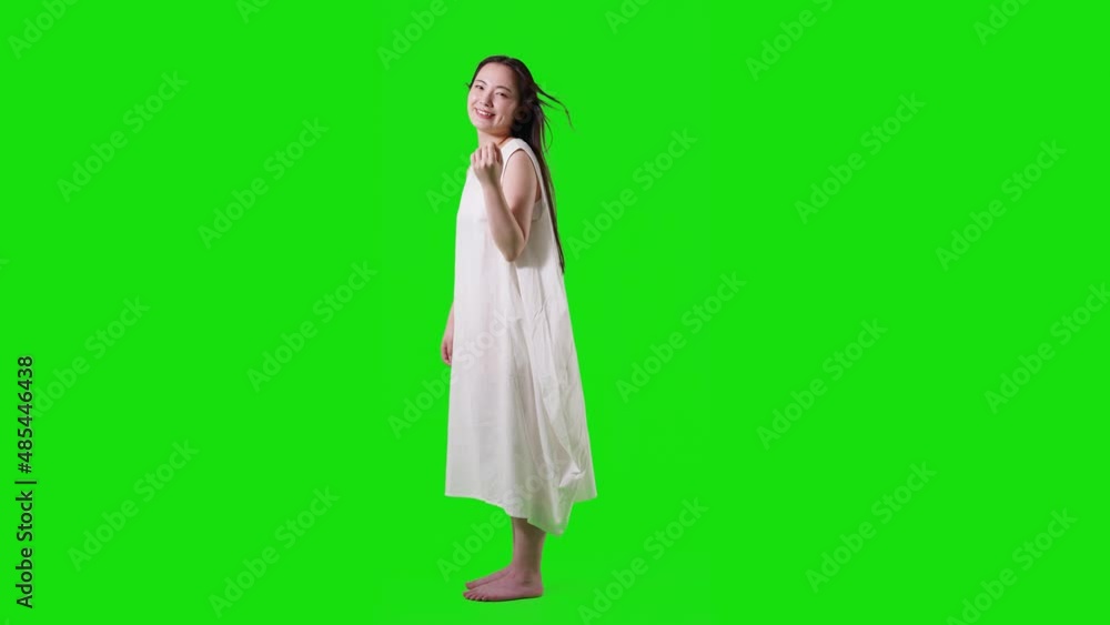 白いワンピースを着た女性 クロマキー合成用グリーンバック 白いワンピースを着た女性 クロマキー合成用グリーンバック