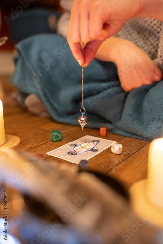 Pendule et tarot avec pierres semi précieuses - séance de voyance photo