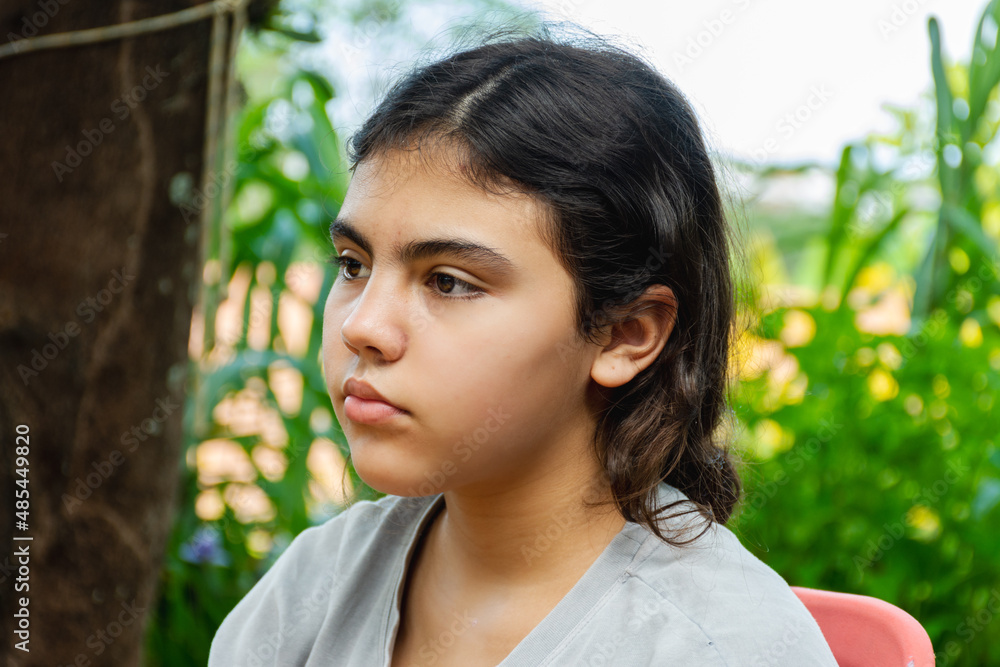 Menina séria pensativa Menina séria pensativa