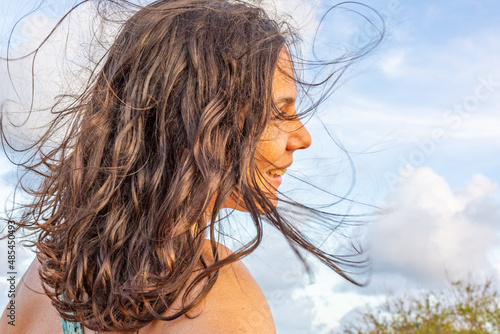 Mulher feliz e sorridente ao ar livre com cabelos soltos photo