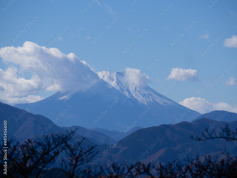 高尾山の頂上からのぞむ雲のかかった富士山 高尾山の頂上からのぞむ雲のかかった富士山