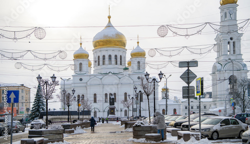 Фотография Cathedral lane in winter. Pedestrians are walking