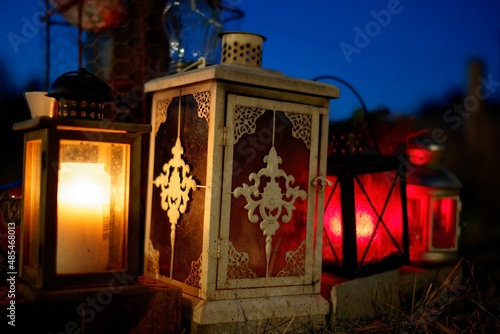 bunte Grablichter zur blauen Stunde