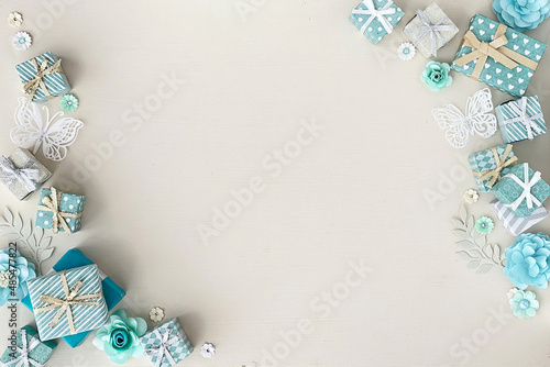 Obraz na płótnie 小さな青いプレゼントとオフホワイトの背景素材