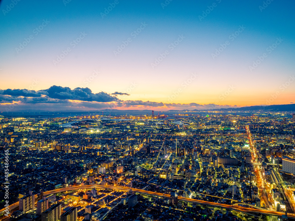 Fototapeta premium あべのハルカスからの大阪のマジックアワーの景色
