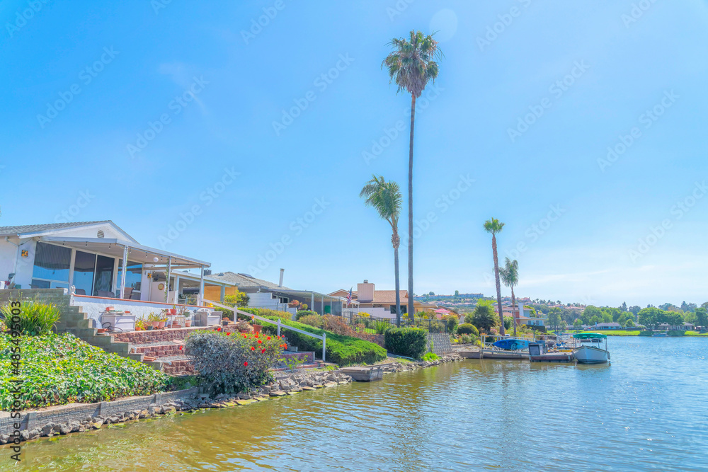 Fototapeta premium Residential houses on the shore of Lake San Marcos in San Diego, California