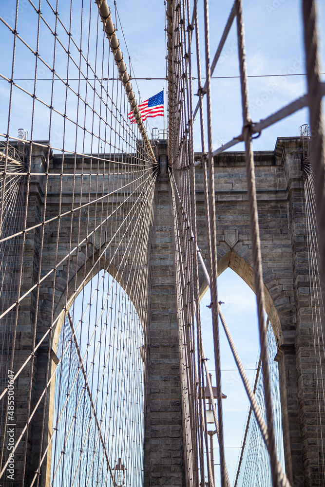 Obraz premium Abstract view of the American Flag and the Brooklyn bridge in the USA
