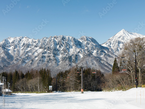 戸隠高原のスキー場のゲレンデと戸隠山 © apiox
