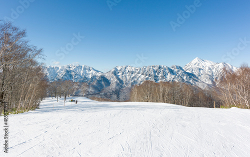 戸隠高原のスキー場のゲレンデと戸隠山