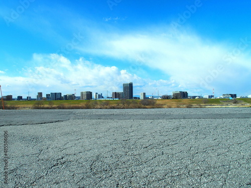 江戸川土手のひび割れた専用道路と早春の江戸川対岸風景