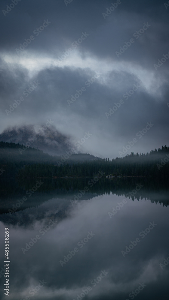 Fototapeta premium lakeview of mountains covered in morning fog