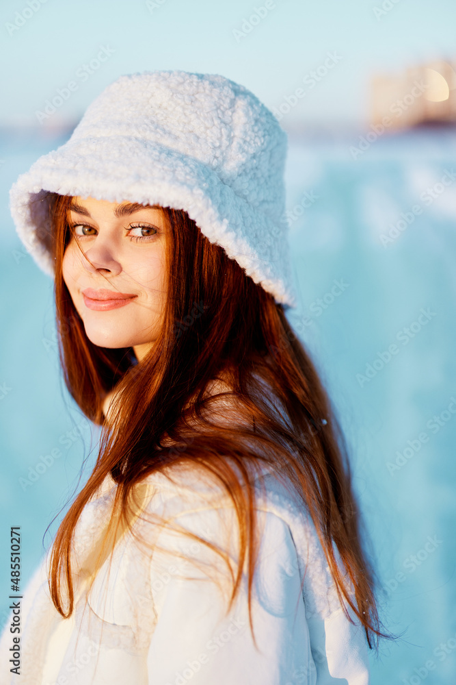 Obraz premium beautiful woman smile Winter mood walk white coat nature