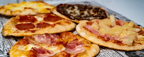 Minipizzas preparadas para comer o llevar en restaurante de comida rápida photo