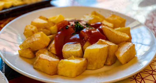 Patatas bravas servidas en un plato listas para comer. 