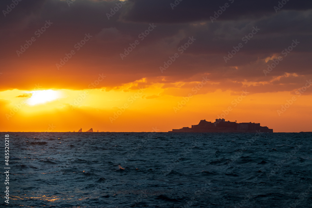 軍艦島と夕陽　長崎の世界遺産