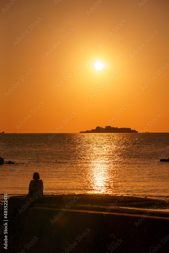 軍艦島と夕陽　長崎ｎ世界遺産