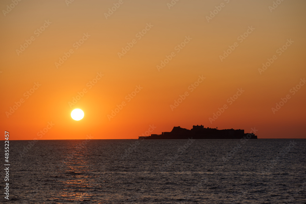 軍艦島と夕陽　長崎ｎ世界遺産