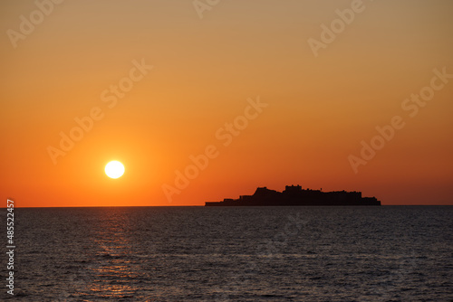 軍艦島と夕陽　長崎ｎ世界遺産 © TOMO